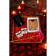 Sevgiliye Özel Spotify Şarkılı Isimli Ahşap Anahtarlık, Çelik Kolye Fotoğraf Çerçeveli Hediye Set