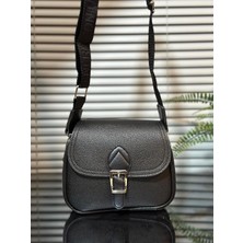 Fidella Kadın Çantası Kapak Detaylı Üç Bölmeli Çapraz En:20 cm BOY17 cm Genişlik:8 cm