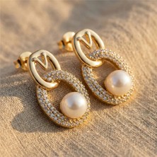 Zeino V Detaylı Zirkon Çevre Incili Tasarım Çelik Küpe 14K Altın Rengi Kaplama, 2,2 cm