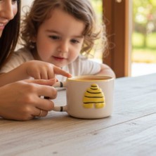 Pitaya Sanat Bal Peteği Dokunuş – El Yapımı Kabartmalı Arı Figürlü Seramik Kupa