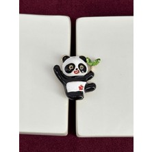 Calista Aksesuar Kırmızı Yıldız ve Yeşil Yapraklı Panda Figürlü Gold Broş