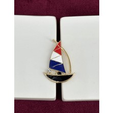 Calista Aksesuar Siyah Mavi Beyaz ve Kırmızı Renkli Taş Detaylı Yelken Figürlü Gold Broş