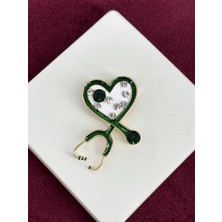 Calista Aksesuar Yeşil Renkli Gümüş Taşlı Kalp Şeklinde Stetoskop Figürlü Gold Broş