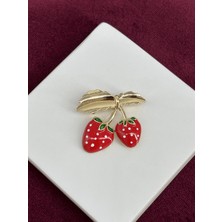 Calista Aksesuar Beyaz Benekli Çilek Figürlü Altın Yapraklı Gold Broş