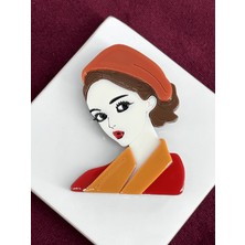 Calista Aksesuar Turuncu Sarı ve Kırmızı Renkli Kadın Figürlü Akrilik Broş