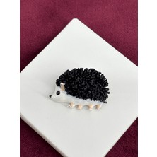 Calista Aksesuar Siyah Dikenli Beyaz Renkli Kirpi Figürlü Silver Broş