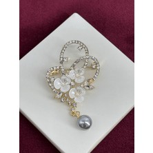 Calista Aksesuar Üç Beyaz Çiçekli Minik Taşlı ve Inci Detaylı Gold Broş