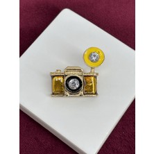 Calista Aksesuar Gümüş Taşlı Siyah Detaylı Sarı Renkli Fotoğraf Makinesi Gold Broş