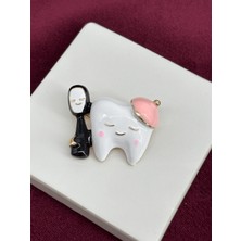 Calista Aksesuar Pembe Şapkalı Siyah Diş Fırçası Detaylı Diş Figürlü Gold Broş