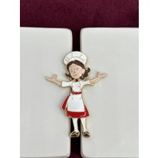 Calista Aksesuar Kırmızı Etekli Kadın Figürlü Gold Broş