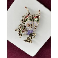 Calista Aksesuar Oturan Kadın Figürlü ve Mor Mavi Yeşil ve Kırmızı Kanat Detaylı Gold Broş