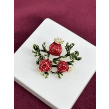 Calista Aksesuar Yeşil Yapraklı Altın ve Kırmızı Renkli Nar Figürlü Gold Broş