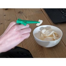 Elde Takılan Atıştırmalık Tutucu – Eller Kirlenmeden Cips ve Atıştırmalık Yeme Aparatı