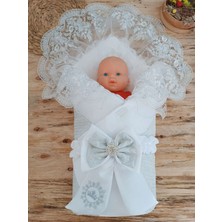 İsmiyle Al Yenidoğan Titi Taç Nakışlı Plazma Taşlı Güpürlü Çift Fiyonk Duvaklı Trilüks Kundak Bebe