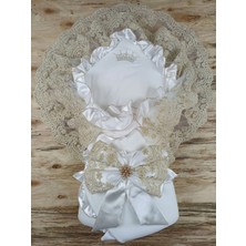 İsmiyle Al Sahra Taç Nakışlı Inci ve Dantel Fiyonklu Çift Dantel Duvaklı Trilüks Kundak Bebek Battaniye