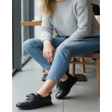 ZOE3tr Kadın Siyah Parlak Saten ve Deri Detaylı Düz Taban Bağcıklı Spor Ayakkabı