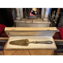 TT Kutusunda Ingiliz Gümüş Saplı Altın Kaplamalı Servis  Spatulası