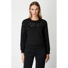 On Fashion Kadın Kolları ve Yakası Pencere Detaylı Siyah Sweatshirt 66322