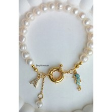 BNG AKSESUAR  Gerçek İnci Harfli  Altın ve Charm Takılan Gold İnci Bileklik