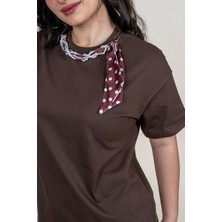 MissVina Yaka Fular Detaylı Penye T-Shirt