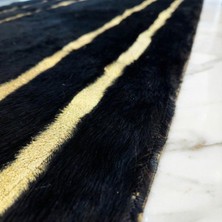 Decomarie Siyah Zeminli Altın Şerit Detaylı Peluş Runner Halı – Yumuşak Dokulu, Modern ve Dekoratif Halı