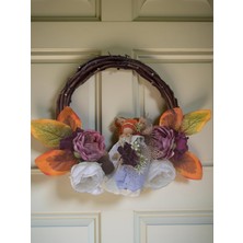 Florivya Design El Yapımı Sonbahar Kapı Süsü – Melek Figürlü Çiçekli Hasır Çelenk Ev & Kapı Dekoru