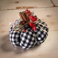 Florivya Design El Yapımı Kalpli Detaylı Kumaş Kabak Masa Ortası Süsü – Sevgililer Günü Dekorasyonu