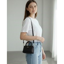 Minimalist Tasarım El ve Omuz Kullanımına Uygun Küçük Boy Mıknatıs Kapama Kadın Çantası