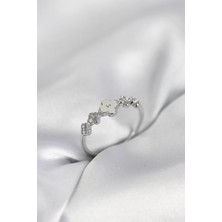 Eco Lounge Gümüş Renk Minimal Yonca ve Zirkon Taşlı Kadın Yüzük