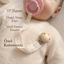 Hellemyst El Yapımı Dantel Bebek Emzik Askısı | Doğal Ahşap Klipsli | Yenidoğan Hediyelik (Emzik Zinciri)