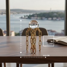 İki Yedi Konsept Stilpo Altın Zincir Figürlü Kristal Küre Obje 25 Cm, Modern Masaüstü Dekor Ofis ve Salon Aksesuarı