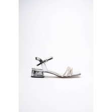 Trendella Kadın Gümüş Taş Detaylı Kalın Topuklu Şık Sandalet TR20MY26E