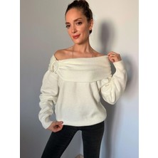 Ekru Madonna Yaka Inci Detaylı Kazak