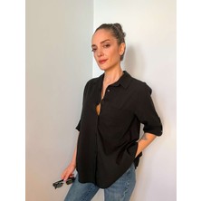 Siyah Sırtı Asimetrik Düğme Detaylı Poplin Gömlek