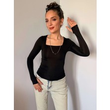 Siyah Parmak Geçmeli Kare Yaka Bluz