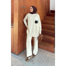 Lamelif Çiçek Aksesuarlı Triko Takım Bej