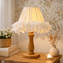 Mars Concept Retro Ahşap Gövdeli Abajur – El Yapımı Fırfırlı Şapka, Dekoratif Gece Lambası