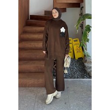 Lamelif Çiçek Aksesuarlı Triko Takım Acı Kahverengi