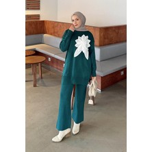 Lamelif Çiçek Aksesuarlı Triko Takım Zümrüt Yeşili