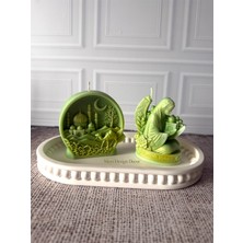 Merz Design Decor Ramazan Temalı Dekoratif Tabak Üzerinde Dua Eden Kadın ve Cami Silüeti %100 Doğal Soya Mum Seti