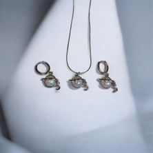 Zeravie Butik Çelik Gümüş Renk Opal Taşlı Gezegen Kolye Küpe Seti - Satürn Model Ay Yıldız Detaylı Takı Seti