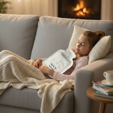 By Nevser Hello Everyone Yazılı Kurdeleli Beyaz Peluş Sıcak Su Torbası 1 Lt – Yumuşak Kılıf, Uzun Süre Sıcak Tutan Termal Su Torbası