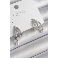 Calperia Pirinç Gümüş Renk Zirkon Taşlı Pençe Model Inci Detay Kadın Küpe - TJ-BKP9958