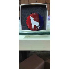 Miina Aksesuar  Arka Planı Kırmızı ve Mavi  Renkte  Üzerinde Beyaz Bir Kurt  Figürü Bulunan Epoksi Reçine Den  El Yapımı  Anahtarlık