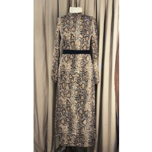 Esra Eşarp Yılan Derisi Desenli Hakim Yaka - Kuşaklı Uzun Kollu Tesettür Elbise