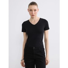 LC Waikiki Siyah V Yaka Kadın Tişört