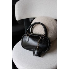 Valeri Tanya Siyah Parlak Kendinken Charmlı Deri Çanta