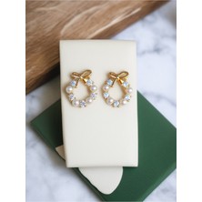 Fayra Accessories Kristal Taşlı Fiyonk ve Çelenk Figürlü 18 K Altın Kaplama Küpe