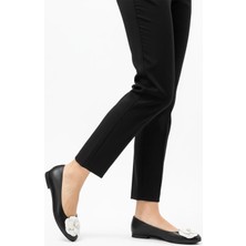 Deriderim Siyah Deri Çiçek Detaylı Babet