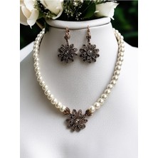 Fayra Accessories Zirkon Taşlı Çiçek Figürlü Inci Kolye ve Küpe Seti